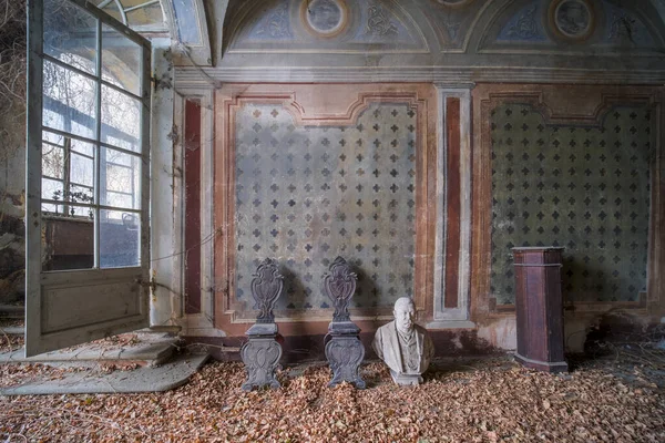 Büyük terk edilmiş bir villada açık pencereli oturma odası ve koridor. Yüksek kalite fotoğraf