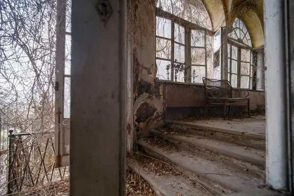 Büyük terk edilmiş bir villada açık pencereli oturma odası ve koridor. Yüksek kalite fotoğraf