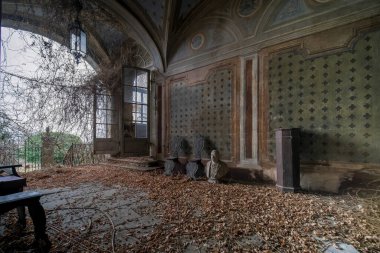Büyük terk edilmiş bir villada açık pencereli oturma odası ve koridor. Yüksek kalite fotoğraf