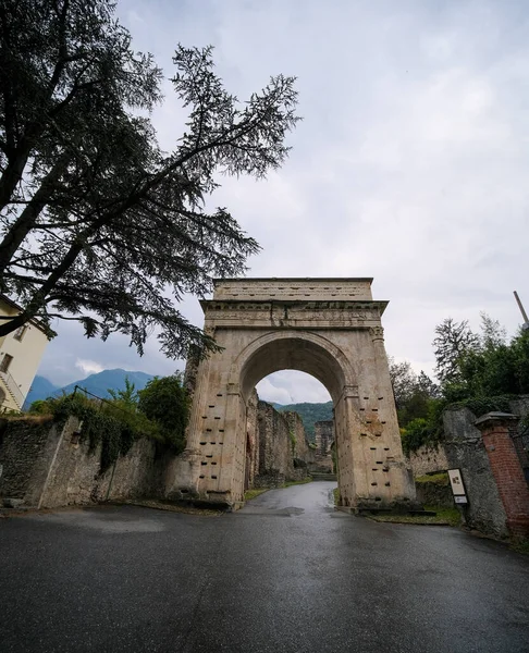 Susa Középkori Boltív Őrtornyokkal Hogy Megvédje Várost Olaszországot Kiváló Minőségű — Stock Fotó