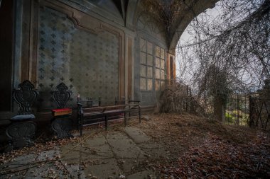 Büyük terk edilmiş bir villada açık pencereli oturma odası ve koridor. Yüksek kalite fotoğraf