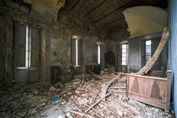 Salon Couloir Avec Fenêtre Ouverte Dans Une Grande Villa Abandonnée — Photo