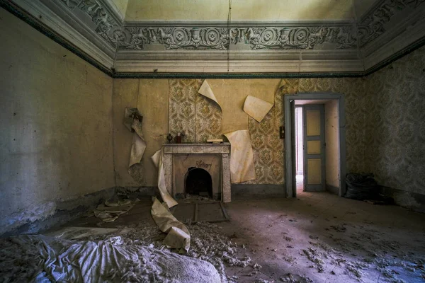 Chimenea Papel Pintado Ruinas Gran Habitación Gran Casa Abandonada Foto —  Fotos de Stock