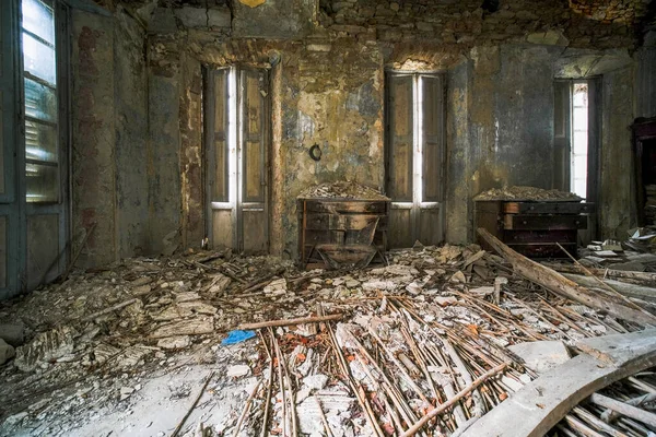 Wohnzimmer Und Flur Mit Offenem Fenster Einer Großen Verlassenen Villa — Stockfoto