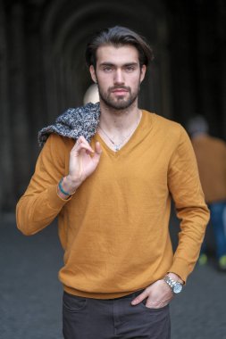 Turuncu ceketli, siyah saçlı, güzel bir İtalyan çocuk. Yüksek kalite fotoğraf