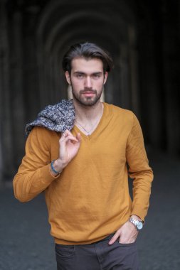 Turuncu ceketli, siyah saçlı, güzel bir İtalyan çocuk. Yüksek kalite fotoğraf