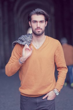 Turuncu ceketli, siyah saçlı, güzel bir İtalyan çocuk. Yüksek kalite fotoğraf