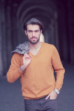 Turuncu ceketli, siyah saçlı, güzel bir İtalyan çocuk. Yüksek kalite fotoğraf