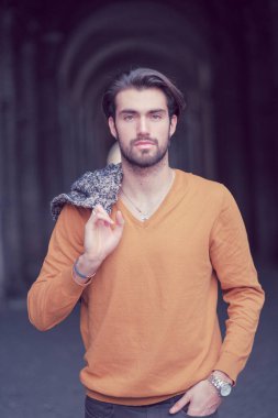 Turuncu ceketli, siyah saçlı, güzel bir İtalyan çocuk. Yüksek kalite fotoğraf