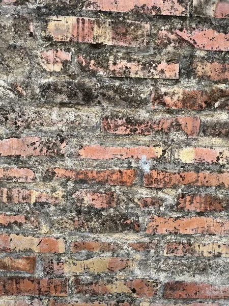 Güneşli bir günde eski taş duvar ve tuğla desenli arka plan. yüksek kaliteli fotoğraf