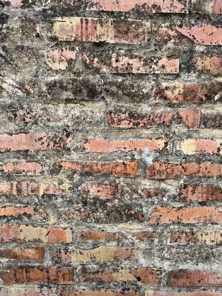 Güneşli bir günde eski taş duvar ve tuğla desenli arka plan. yüksek kaliteli fotoğraf