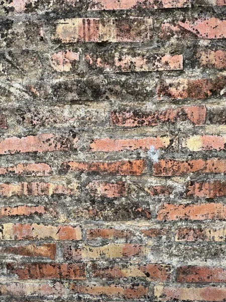 Güneşli bir günde eski taş duvar ve tuğla desenli arka plan. yüksek kaliteli fotoğraf