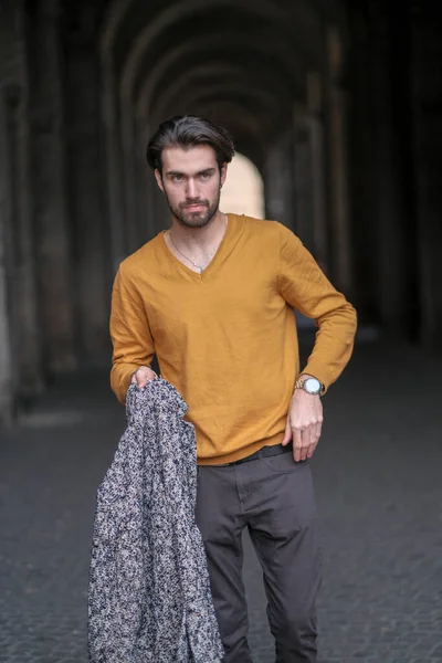 Turuncu ceketli, siyah saçlı, güzel bir İtalyan çocuk. Yüksek kalite fotoğraf