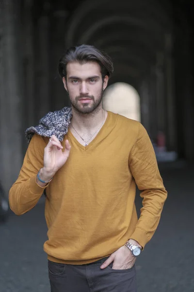 Turuncu ceketli, siyah saçlı, güzel bir İtalyan çocuk. Yüksek kalite fotoğraf