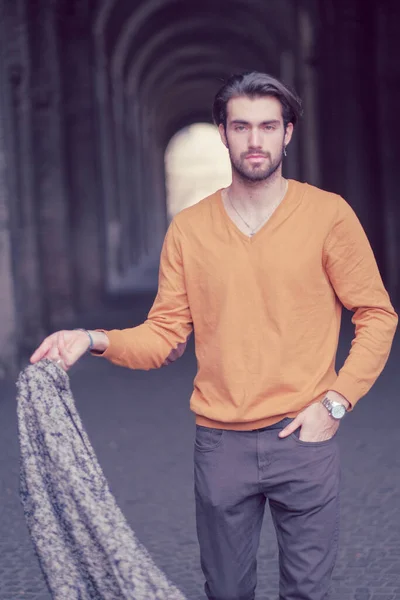 주황색 셔츠를 아름다운 이탈리아의 고품질 — 스톡 사진