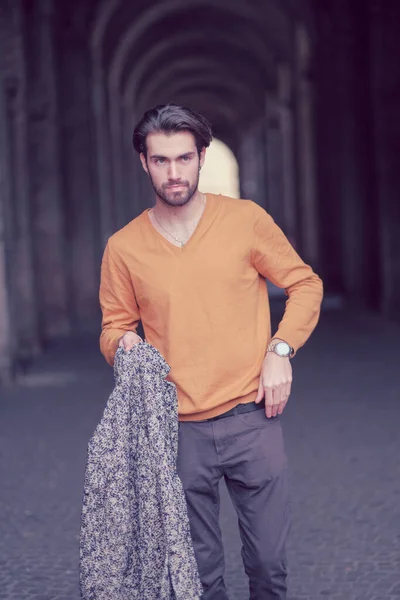 Beau Garçon Brun Italien Avec Veste Orange Chemise Photo Haute — Photo