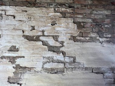 Beyaz alçılı eski kırmızı tuğla duvar. Yüksek kalite fotoğraf. Yüksek kalite fotoğraf