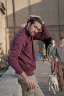 Parma 'daki Pilotta Köprüsü' ne dayanmış güzel siyah saçlı çocuk. Yüksek kalite fotoğraf