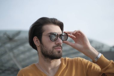 Güzel, siyah saçlı, aynalı güneş gözlüklü bir İtalyan. Yüksek kalite fotoğraf