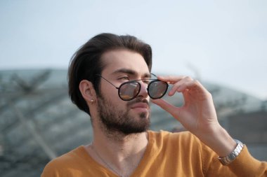 Güzel, siyah saçlı, aynalı güneş gözlüklü bir İtalyan. Yüksek kalite fotoğraf