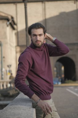 Parma 'daki Pilotta Köprüsü' ne dayanmış güzel siyah saçlı çocuk. Yüksek kalite fotoğraf