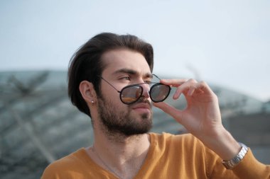 Güzel, siyah saçlı, aynalı güneş gözlüklü bir İtalyan. Yüksek kalite fotoğraf