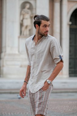 Güzel, siyah saçlı İtalyan çocuk tarihi İtalyan kasabasında geziniyor. Yüksek kalite fotoğraf