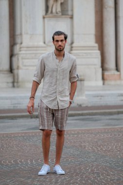 Güzel, siyah saçlı İtalyan çocuk tarihi İtalyan kasabasında geziniyor. Yüksek kalite fotoğraf