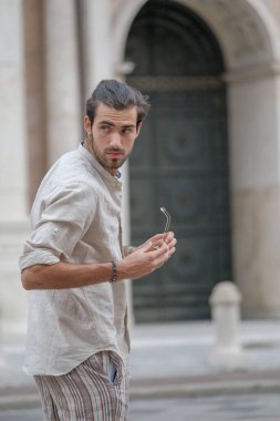 Güzel, siyah saçlı İtalyan çocuk tarihi İtalyan kasabasında geziniyor. Yüksek kalite fotoğraf