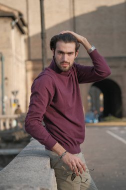 Parma 'daki Pilotta Köprüsü' ne dayanmış güzel siyah saçlı çocuk. Yüksek kalite fotoğraf