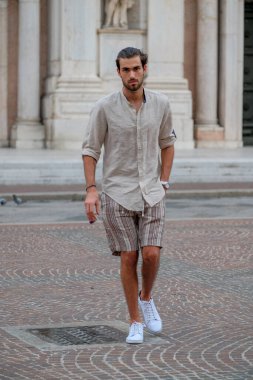 Güzel, siyah saçlı İtalyan çocuk tarihi İtalyan kasabasında geziniyor. Yüksek kalite fotoğraf