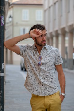 Güzel, siyah saçlı İtalyan çocuk tarihi İtalyan kasabasında geziniyor. Yüksek kalite fotoğraf