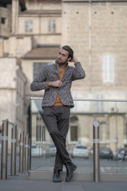 Parma 'nın ortasında ceketli, zarif, siyah saçlı bir İtalyan. Yüksek kalite fotoğraf