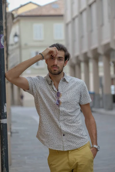 Hermoso Chico Pelo Oscuro Italiano Pasea Histórica Ciudad Italiana Foto — Foto de Stock