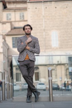 Parma 'nın ortasında ceketli, zarif, siyah saçlı bir İtalyan. Yüksek kalite fotoğraf