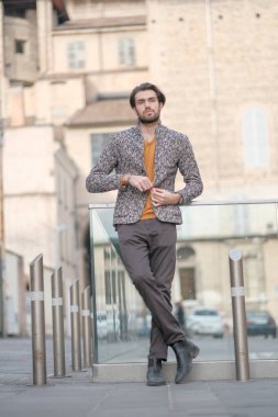 Parma 'nın ortasında ceketli, zarif, siyah saçlı bir İtalyan. Yüksek kalite fotoğraf