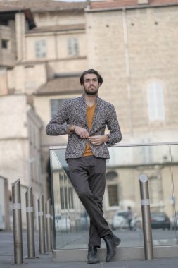 Parma 'nın ortasında ceketli, zarif, siyah saçlı bir İtalyan. Yüksek kalite fotoğraf