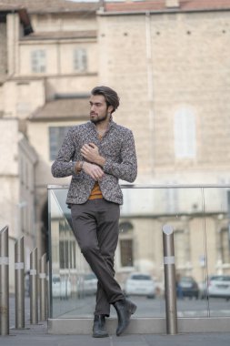 Parma 'nın ortasında ceketli, zarif, siyah saçlı bir İtalyan. Yüksek kalite fotoğraf