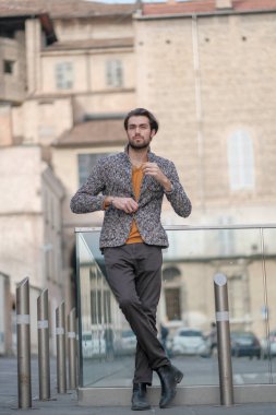 Parma 'nın ortasında ceketli, zarif, siyah saçlı bir İtalyan. Yüksek kalite fotoğraf