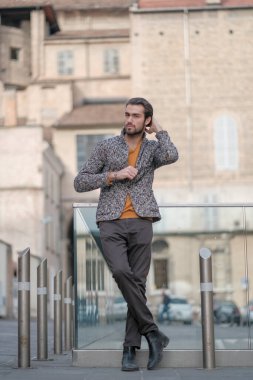 Parma 'nın ortasında ceketli, zarif, siyah saçlı bir İtalyan. Yüksek kalite fotoğraf