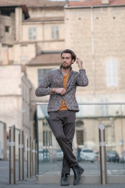 Parma 'nın ortasında ceketli, zarif, siyah saçlı bir İtalyan. Yüksek kalite fotoğraf