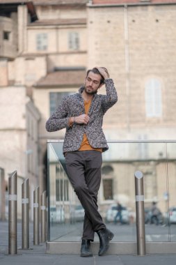 Parma 'nın ortasında ceketli, zarif, siyah saçlı bir İtalyan. Yüksek kalite fotoğraf