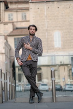 Parma 'nın ortasında ceketli, zarif, siyah saçlı bir İtalyan. Yüksek kalite fotoğraf