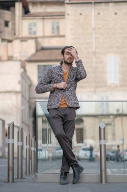 Parma 'nın ortasında ceketli, zarif, siyah saçlı bir İtalyan. Yüksek kalite fotoğraf