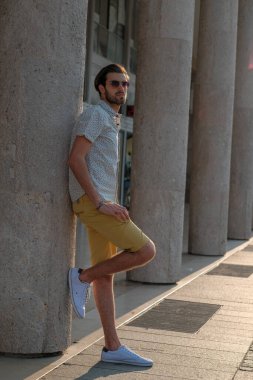 Güzel, siyah saçlı İtalyan çocuk tarihi İtalyan kasabasında geziniyor. Yüksek kalite fotoğraf