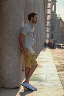 Güzel, siyah saçlı İtalyan çocuk tarihi İtalyan kasabasında geziniyor. Yüksek kalite fotoğraf