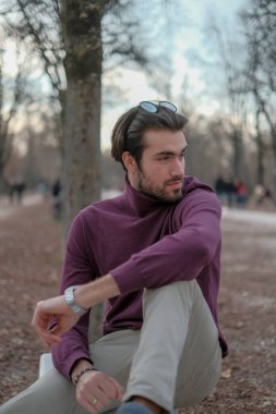 Sonbaharda Parma Dük Parkı 'nda güzel, dalgın, siyah saçlı bir İtalyan çocuk. Yüksek kalite fotoğraf