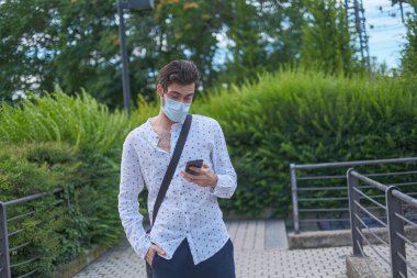 Akıllı telefondaki güzel, siyah saçlı İtalyan adam. Yüksek kalite fotoğraf