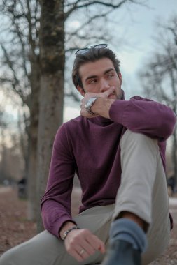 Sonbaharda Parma Dük Parkı 'nda güzel, dalgın, siyah saçlı bir İtalyan çocuk. Yüksek kalite fotoğraf