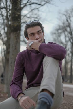 Sonbaharda Parma Dük Parkı 'nda güzel, dalgın, siyah saçlı bir İtalyan çocuk. Yüksek kalite fotoğraf